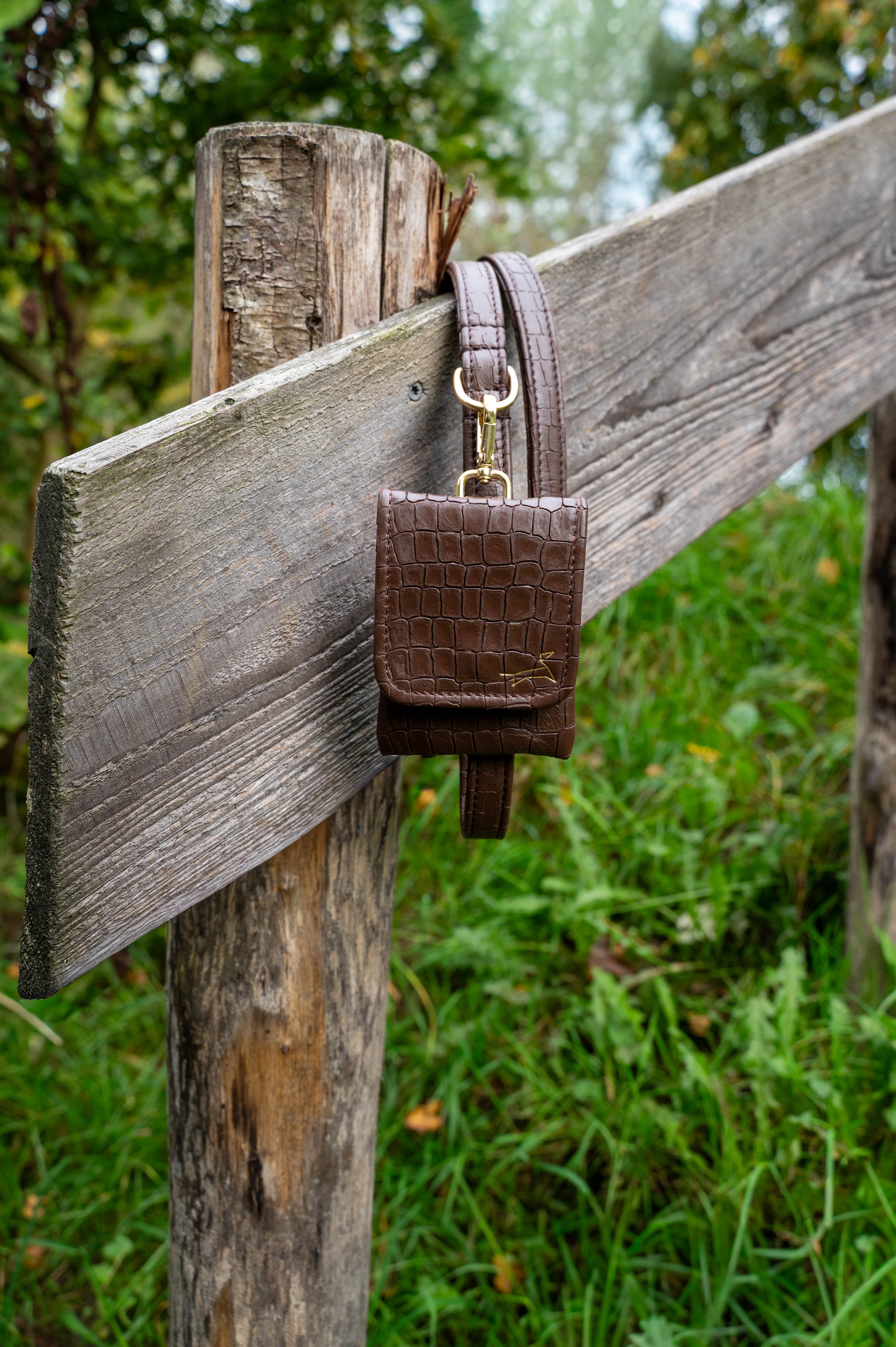 Croco Pooch leer | Stijlvolle Beloningstasje voor Hondenkoekjes en Poepzakjes